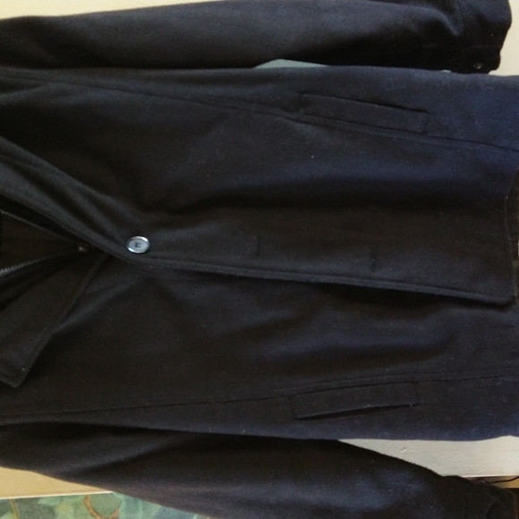 GUC. $$❤️❤️☘️Black hooded jacket two pockets in the front pre-owned. - Picture 3 of 7